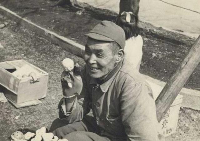 老照片：二战结束后，日本士兵回国后的真实生活，真是解气