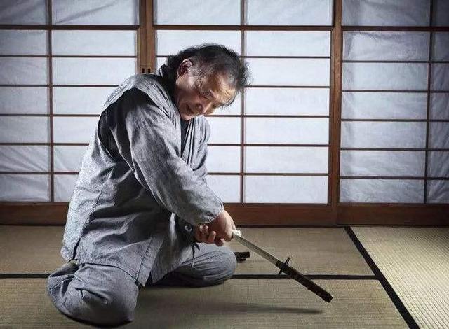 日本最崇尚的一种自杀方式，至今只有一人做到，被推崇数百年