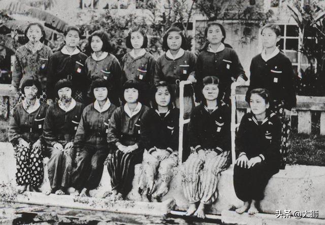 冲绳战役打响后，一群女生企图与美军同归于尽，结果却以悲剧收场