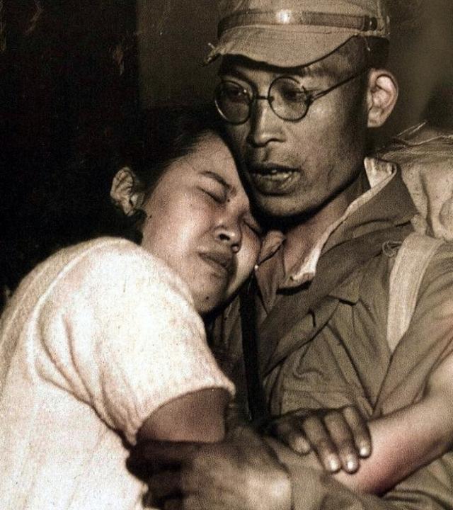 老照片：二战结束后，日本士兵回国后的真实生活，真是解气