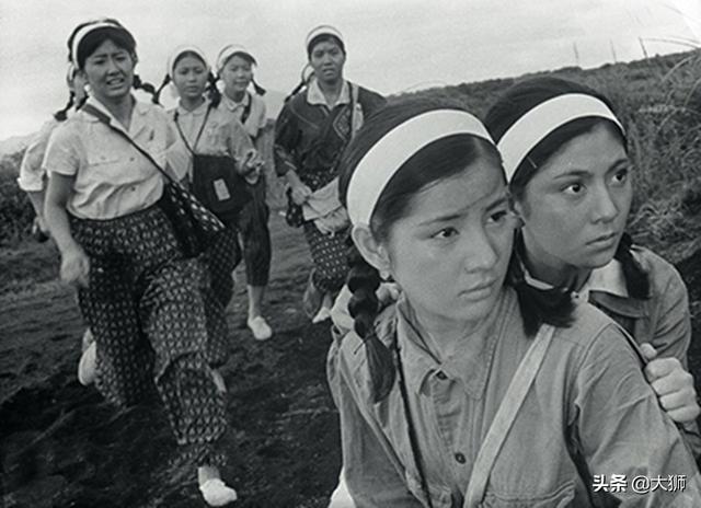 冲绳战役打响后，一群女生企图与美军同归于尽，结果却以悲剧收场