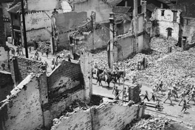 日本投降前夜，日军撤出柳州时焚城